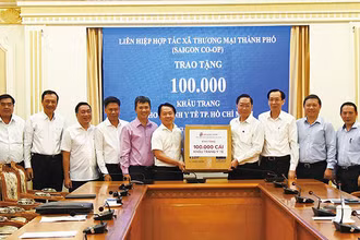 Saigon Co.op trao tặng 100.000 khẩu trang y tế cho tuyến đầu chống dịch tại UBND TP.HCM. (Ảnh: Saigon Co.op)