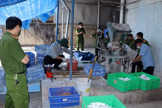 Lãnh đạo Cơ quan Cảnh sát điều tra Công an thành phố Biên Hòa có mặt bên trong Xí nghiệp Đèn ống để chỉ đạo công tác điều tra.