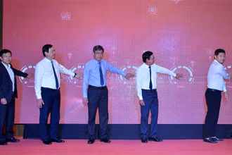Đại diện lãnh đạo Tổng cục Du lịch Việt Nam cùng lãnh đạo UBND tỉnh Bình Thuận, ngành du lịch và Hiệp hội du lịch tỉnh bấm nút công bố Sàn Thương mại du lịch Bình Thuận.