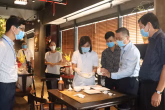 Lãnh đạo Sở Y tế Hà Nội kiểm tra công tác bảo đảm an toàn thực phẩm tại một nhà hàng ở quận Cầu Giấy (ẢNH: HẢI LÝ).