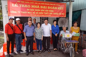 Báo Nhân Dân vận động tặng nhà và quà cho hộ gia đình nhiễm chất độc da cam tại huyện Mỹ Tú, tỉnh Sóc Trăng.