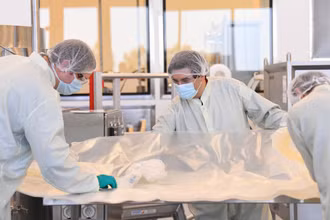 Các nhà khoa học làm việc tại công ty công nghệ sinh học CSL để phát triển vaccine Covid-19 của Australia. Ảnh: Reuters.