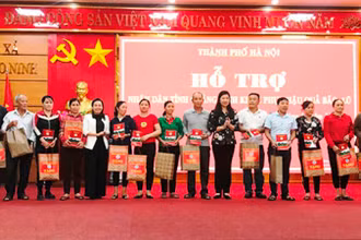 Lãnh đạo TP Hà Nội tặng quà các hộ dân tại xã Bảo Ninh, TP Đồng Hới, tỉnh Quảng Bình.