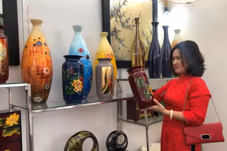 Khách hàng tham quan sản phẩm sơn mài Hạ Thái, một sản phẩm OCOP của huyện Thường Tín, Hà Nội.