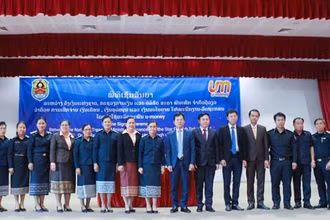 Đại diện Star Telecom cùng cán bộ, nhân viên Ngân hàng CHDCND Lào và Kho bạc Nhà nước Lào tại Lễ ký kết.