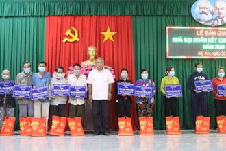 Tỉnh An Giang trao nhà Đại đoàn kết tặng hộ nghèo trước Tết Nguyên đán.