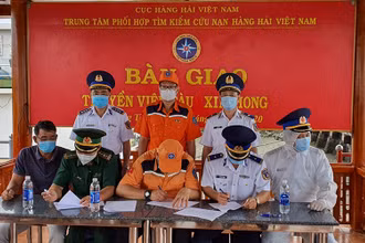 Lễ bàn giao 11 thuyền viên tàu hàng Xin Hong.
