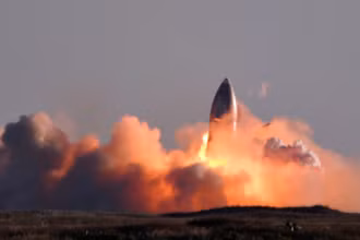 Nguyên mẫu tên lửa Starship SN8 của SpaceX phát nổ sau chuyến bay thử nghiệm. Ảnh: Reuters.