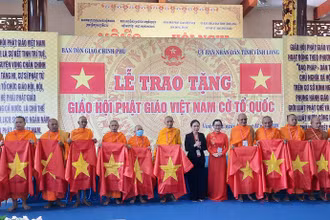 Lễ trao cờ Tổ quốc cho đại diện các cơ sở thờ tự Nam tông Khmer các tỉnh, thành phố khu vực Nam Bộ.