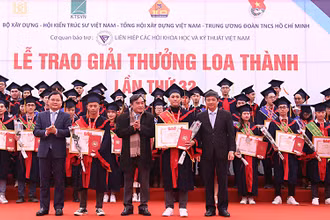 Đại diện ban tổ chức trao giải nhất của Giải thưởng Loa Thành lần thứ 32 - năm 2020 tặng các tác giả Phạm Duy Tân và Lê Quốc. 