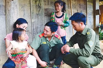 Công an huyện Ðiện Biên Ðông tuyên truyền cho người dân về phòng, chống tội phạm mua bán người. Nguồn: Báo DTPT