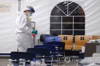 Nhân viên y tế khử khuẩn tại Seoul. (Ảnh: Yonhap)