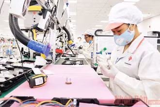 Vận hành dây chuyền sản xuất tại Nhà máy sản xuất thiết bị điện tử Vsmart (Khu công nghệ cao Hòa Lạc). Ảnh minh họa: Viết Chung