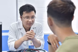 BS thăm khám cho bệnh nhân sử dụng bóng cười. 