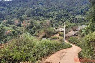 Cột điện đã chôn ở bản Huổi Lướng nhưng mấy tháng nay không có người thi công.