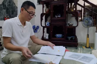 Anh Mai Hồng Quang sửa soạn hồ sơ đền bù di dời.