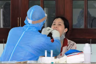 Cán bộ y tế mấy mẫu xét nghiệm Covid-19.