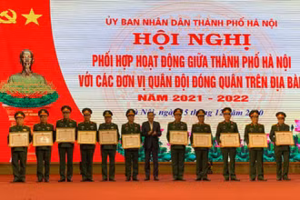 Lãnh đạo thành phố Hà Nội trao thưởng cho các đơn vị. 