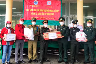 Đại diện Bộ chỉ huy BĐBP tỉnh Thừa Thiên Huế và Hội Chữ thập đỏ tỉnh trao quà cho lực lượng vũ trang Lào.