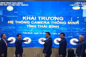 Các đại biểu ấn nút khai trương hệ thống camera thông minh.