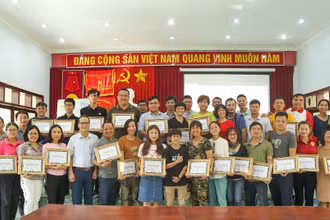 Các đại biểu trong buổi ký cam kết sau hội thảo.