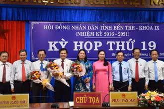 Lãnh đạo Tỉnh ủy, HĐND tỉnh Bến Tre tặng hoa chúc mừng các đồng chí trúng cử và đại biểu miễn nhiệm.