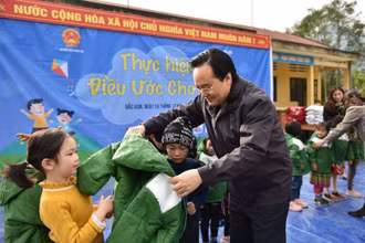 Bộ trưởng GD-ĐT Phùng Xuân Nhạ trao tặng áo ấm tới các học sinh Bắc Kạn