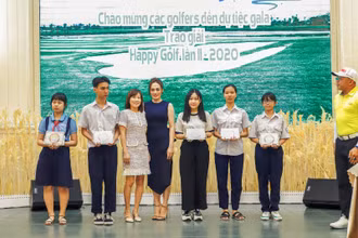 Câu lạc bộ Happy Golf trao học bổng Vì trẻ em đến trường