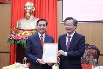 Đồng chí Nguyễn Quang Dương, Phó Trưởng Ban Tổ chức Trung ương trao quyết định của Ban Bí thư cho đồng chí Nguyễn Long Hải (người bên trái).