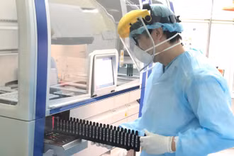 Chuyên gia y tế tiến hành xét nghiệm các mẫu nghi Covid-19.