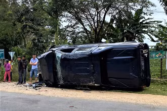 Sau khi va chạm với xe máy, xe ô-tô bán tải bị lật nghiêng bên đường.