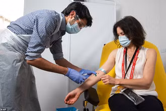 Một tình nguyện viên được tiêm vaccine Covid-19 do AstraZeneca và Đại học Oxford phát triển. Ảnh: AP.