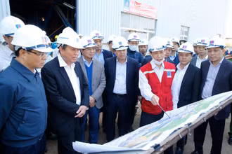 Phó Thủ tướng Thường trực Chính phủ Trương Hòa Bình (thứ hai từ trái sang) nghe Ban Quản lý dự án Nhà máy Nhiệt điện Thái Bình 2 báo cáo tiến độ xây dựng nhà máy. (Ảnh: VGP/Lê Sơn)