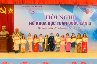 Trao bằng khen cho các hội viên nữ có nhiều đóng góp trong nghiên cứu khoa học.