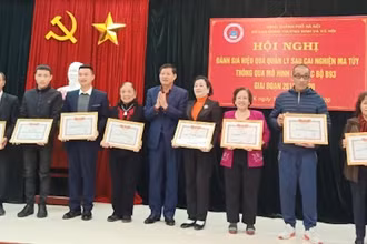 Đại diện Sở Lao động, Thương binh và Xã hội TP Hà Nội khen thưởng các cá nhân tiêu biểu có đóng góp tích cực trong công tác cai nghiện ma túy.