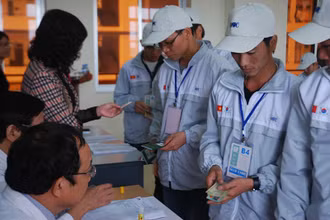 Người lao động Việt Nam làm thủ tục đi làm việc ở Hàn Quốc.