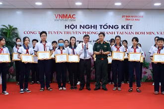 Ban tổ chức trao thưởng cho các thí sinh đoạt giải.