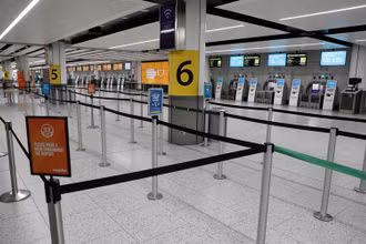 Sân bay Gatwick, Anh vắng bóng khách (Ảnh: REUTERS)