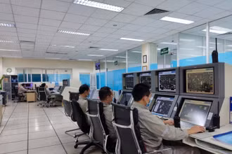 Cán bộ công nhân viên làm việc tại Phòng điều khiển Trung tâm Nhà máy Đạm Phú Mỹ. 