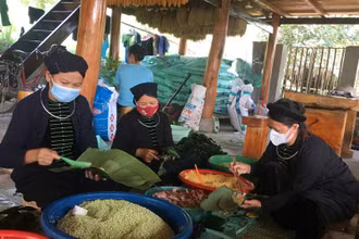 Tổ sản xuất bánh chưng xã Phương Độ, thành phố Hà Giang gói bánh hỗ trợ đồng bào miền nam.