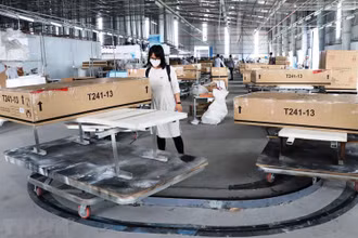 Đóng gói và kiểm tra lô hàng đồ gỗ xuất khẩu sang thị trường Mỹ tại Công ty Triệu Phú Lộc (Bình Dương). (Ảnh: TTXVN)