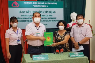 Ký kết hợp đồng tín dụng giữa Ngân hàng Chính sách xã hội và chủ sử dụng lao động theo Nghị quyết 68 của Chính phủ.