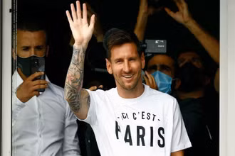 Lionel Messi vẫy tay chào người hâm mộ khi đặt chân đến Paris. (Ảnh: france24) 