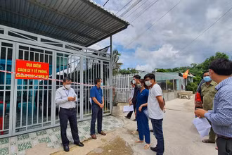 Ngành y tế kiểm tra cách ly y tế tại nhà. (Ảnh: BYT)
