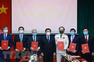 Đồng chí Nguyễn Xuân Thắng, Ủy viên Bộ Chính trị, Chủ tịch Hội đồng Lý luận Trung ương, Giám đốc Học viện Chính trị quốc gia Hồ Chí Minh trao quyết định cho các đồng chí Thường trực Hội đồng Lý luận Trung ương. (Ảnh: TTXVN).