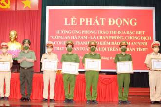 Đại tá Nguyễn Quốc Hùng, Ủy viên Ban Thường vụ Tỉnh ủy, Giám đốc Công an tỉnh trao Giấy khen cho các cá nhân có thành tích xuất sắc trong công tác phòng, chống dịch.