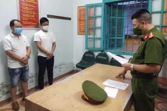Hai nhân viên công tác tại doanh nghiệp ở tỉnh Hưng Yên đưa hối lộ. 