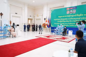 Lễ phát động chiến dịch tiêm chủng cho thanh, thiếu niên  tại Cung Hòa Bình, Phnom Penh. (Ảnh: Fresh News) 