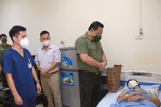 Trung tướng Nguyễn Hải Trung thăm hỏi sức khỏe Thượng úy Nguyễn Duy Khánh. 