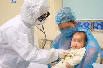 Chăm sóc trẻ em mắc Covid-19 cần chú ý tới chế độ dinh dưỡng đặc biệt. (Ảnh: Bộ Y tế)
